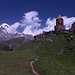 An der Gergetier Dreifaltigkeitskirche (Gergetis Sameba) - Blick hinauf zum Kasbek, dessen eisbedeckter Gipfel ca. 2.800 m höher liegt.