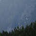 Der Hubschrauber beliefert fleißig die Höllentalangerhütte, welche gerade neu aufgebaut wird. Da er so tief fliegt, hält sich der Lärm in Grenzen
