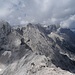 Blick zum Jubiläumsgrat zur Zugspitze hin. Links die Hochblassen, die dabei nicht überschritten wird. Im Vordergrund der Alpspitzgrat, der bei der tiefen Grießkarscharte  in der Bildmitte beginnt. 