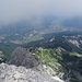 Blick zum Bergstation der Alpspitzbahn in der Bildmitte, Rechts oben unterhalb von Garmisch erkennt man dann die Bergstation der Kreuzeckbahn. 