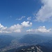 Während der Wartezeiten kann man allerdings dieses Panorama auf Garmisch und das mittig liegende Krottenkopfmassiv  genießen. 