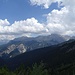 Blick auf das übrige Wettersteingebirge, links obere Wettersteinspitze, in den Wolken die Dreitorspitzen