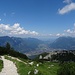 Sonniger Abstieg zum Kreuzeck mit Traumblick auf Garmisch.