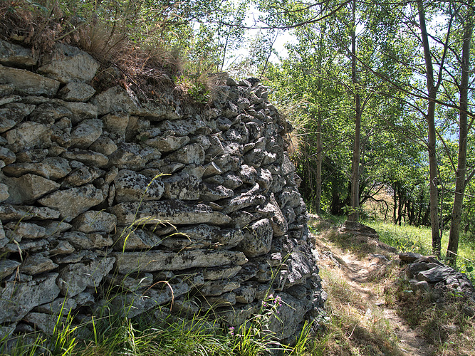 Natursteinmauer ohne Mörtel - Fotos [hikr.org]