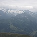<b>A sud-est s’intravvedono fra le nuvole le montagne del Parco nazionale Alti Tauri, il maggiore e il più antico dei sei parchi nazionali austriaci.<br />A destra si apre una valle laterale della Gerlostal, la Schönachtal.</b>