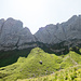 Ca. 200m nach der Roslenalp wird der Wanderweg verlassen und die Scharte zwischen Kreuzberg III und IV in der Bildmitte angesteuert. Im oberen Teil der Wiese sind deutliche Wegspuren zu erkennen.