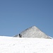 <b>Magico il profilo mostrato dall’Olperer (3476 m), con la sua parete grigia che si staglia sul bianco della neve. </b>