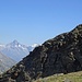 Bald ist der richtige Einstieg zum Klettersteig erreicht. Zwei Berggänger sind rechts am Grat oben zu sehen.