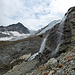 Mächtiges Gletschereis neben rauschenden Wasserfall ...