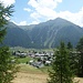 Bever rückt ins Blickfeld, im Hintergrund der Munt Gravatscha (2752m)