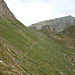 <b>A quota 2370 m riprendo il percorso segnalato; valico la selletta (2381 m) e mi porto sulla traversa che precede la selvaggia “Valle dei Cani” un tempo chiamata “Val di Chiei”. </b>