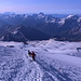 Im Aufstieg zum Elbrus - Rückblick, hier in der Südflanke der östlichen Elbrus-Kuppe. Eine ganze Weile begleitet uns dabei übrigens ein weiterer "Einzelgänger", mit Snowboard auf dem Rücken.