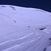 Im Aufstieg zum Elbrus - Im Bereich des Sattels zwischen den beiden Gipfelkuppen auf ca. 5.360 m werden auch wir gleich eine längere Pause einlegen und einen Rucksack deponieren, bevor der Aufstieg zum Westgipfel beginnt. Dieser ist (leider ;-) tatsächlich steiler, als es hier vielleicht den Anschein hat.
