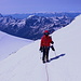 Im Aufstieg zum Elbrus - Vor der Kulisse von Ushba, Donguzorun & Co. steigen wir durch die ziemlich steile Ostflanke der westlichen Gipfelkuppe. Nebenbei: Die rote Jacke schützt nicht nur ausgezeichnet vor Wind. Auch die Verwechslungsgefahr mit Darth Vader ist so deutlich geringer.