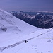 Im Aufstieg zum Elbrus - Rückblick auf dem Weg zum Westgipfel. An vermeintlich gefährlichen Stellen sind heute Fixseile eingerichtet. Kurze Abschnitte in der relativ steilen Flanke sind durch Blankeis bzw. vereiste Felsen durchaus etwas heikel.