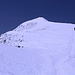 Im Aufstieg zum Elbrus - Gipfel ist in Sicht. Ein kurzer Aufschwung führt hinauf zum höchsten Punkt des Westgipfels. Anders als das Bild vielleicht erahnen lässt, sind wir dort durch geschicktes Timing (langsames Gehen ;-) etliche Minuten allein.