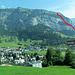 Rot der Verlauf des Pinut Klettersteiges von Flims aus gesehen.