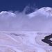 Zwischen Garabashi und Dieselhütte - Ausblick über die südlichen Elbrus-Ausläufer zum Ost- und Westgipfel (links). Foto vom 17.07.2015.