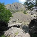 In discesa lungo il sentiero con la X gialla possiamo ammirare le severe pareti del Monte Croce Martincano