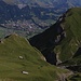 Sicht vom P.2275m auf dem Ärtelgrat hinunter nach Adelboden (1350m). Das Dorf ist eingerahmt von den Grashügeln Bündihore (links; 2039m) und Luser (rechts; 2182m).