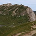 Aussicht vom P.2275m auf dem Ärtelgrat über die Engstligenalp zu den westlich der Ebene gelegenen Gipfeln von denen der höchste der Rotstock (2637m) ist. Der Kanzel über dem Gratabbruch heisst Fitzer (2458m).