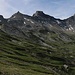 Aussicht vom Ärtelegrat aus 2400m nach Süden. Die Gipfelhöhe steigt von links nach rechts an. Der niedrigste Berg ist das Chindbettihore (2691m), danach folgen Tierhöri (2894m), Steghorn (3146m) und der Grossstrubel (3242,6m).