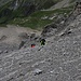 Das Walliser Pärchen am oberen Ausstieg aus der Steilflanke - man sieht deutlich wie viel loser Gesteinsschitt auf den Felsen liegt!