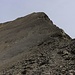 Oberhalb 2800m endet das heikle Gelände und Pfadspuren leiten über den Grat zum Gipfel. Der Grat und die Flanke sind übersäht von Geröll aus dem so typischen Loner-Kalkstein.