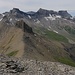 Der Steinmann am Beginn des schuttigen Gipfelgrates. Gegenüber ist das Tschingellochtighore (2735m), dahinter sind die Dreitausender Steghorn (3146m) und Grossstrubel (3242,6m).