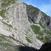 nach der Felsstufe am Beginn des Schuttkessels den Blick hinab
