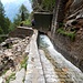 La fine del "Sentiero Pericoloso".
SI scende lungo la presa d' acqua. A sinistra si vede il nuovo ponte (il sentiero normale), ma da questa parte si risparmiano quasi 10 minuti