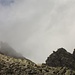 Lassù, Forca di Pinadee (2366 m) avvolta dalla nebbia.