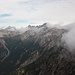 Über dem einsamen Larsenntal lassen sich Schlenkerspitze und Dremelspitze kurz blicken 