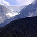 Cabane du Vélan im Zoom. Im Hintergrund wird der obere Gletscherabbruch des Glacier du Tseudet ersichtlich. Dieser Gletscher führt direkt zum hier nicht sichtbaren Gipfel des Mont Vélan. 