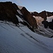 Einblick in die fortlaufend durch Steinschlag grollende Nordwand des Mont Vélan und des Abbruchs des Glacier du Tseudet.