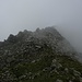 Den Grat gehts hinauf, ganz hinten schon das Gipfelmanndl zu sehen, icm Nebel wirkte alles gewaltig und bedrohlich.