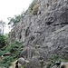 Granit, Ausrichtung Süd, etwa 25 Routen von 4c bis 8a. Sehr bekannt auch zum Boldern