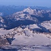 Im Aufstieg zum Elbrus - Ausblick auf die Bergwelt südlich/südwestlich des Elbrus. Bei dem markanten Berg in Bildmitte dürfte es sich um den Shtavleri (3.993 m), bereits in Georgien, handeln.
