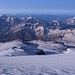 Im Aufstieg zum Elbrus - Rückblick in Richtung Garabashi, wo sich u. a. die derzeitige Bergstation des Seselliftes und die legendären "Botchki" (Fässer) befinden. Dort beginnt die "Südroute" zum Elbrus. Auch die "Diesel-Hütte" am ehemaligen "Prijut 11" ist zu erahnen.