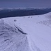 Elbrus - Ausblick am Westgipfel in etwa östliche Richtung. Über den vereisten, nördlichen Kraterrand sind weitere Bergsteiger zum höchsten Punkt unterwegs.