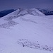Elbrus - Ausblick vom Westgipfel zum Ostgipfel (5.621 m). Die zwischen den beiden Kuppen liegende, immerhin etwa 250 m tiefe Einsattelung ist aus dieser Perspektive kaum zu erahnen.