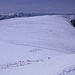Elbrus - Ausblick am Westgipfel in etwa südöstliche/südliche Richtung. Über den wenig ausgeprägten Krater geht der Blick u. a. zur doppelgipfligen Ushba.