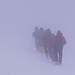 Im Abstieg vom Elbrus - Noch vor wenigen Minuten herrschte "eitel Sonnenschein". Nun sind wir, wie viele andere Berggänger, in dicker Nebelsuppe unterwegs. Rechts sind übrigens die Markierungsfähnchen zu sehen, die gerade in solchen Fällen die Orientierung erleichtern sollen. Ein mitgebrachtes GPS- und eine gut ausgetretene Route beruhigen zusätzlich ...