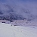 Im Abstieg vom Elbrus - Der Nebel lichtet sich wieder, und die markanten Felskämme an der Diesel-Hütte kommen zum Vorschein.
