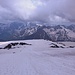 Im Abstieg vom Elbrus - Das Wetter ist nach wie vor eher unschön, die "Pistenqualität" auch. Gleich wird allerdings die Dieselhütte passiert. Sehr weit ist es also nicht mehr, in einer halben Stunde wird unsere Elbrus-Tour bei Garabashi zu Ende gehen, und Sessellift bzw. Seilbahn bringen uns zurück in Tal.