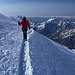 Im Aufstieg zum Elbrus - Hier kurz vor Erreichen des Sattels. Auch wenn die Ushba-Gipfel im Hintergrund vielleicht gleich hoch erscheinen, befinden wir uns auf ca. 5.300 m bereits deutlich höher.