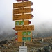 Viele Wegweiser stehen auf dem Scalettapass / Cuolm S-chaletta (2606m).