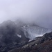 Erstmals zeigt sich halbwegs mein erstes Gipfelziel Chüealphorn (3077,8m) in den Wolken über dem Chüealpgletscher.