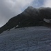 Auf dem spaltenarmen Chüealp Gletscher mit Blick zum Gipfel vom Chüealphorn (3077,8m). Wenn er aper ist sollte man Steigeisen dabei haben, da beim Ausstieg das Gefälle doch ein wenig steiler ist.