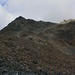 Obehalb vom P.2865m beginnt der Aufstieg im Geröll aufs Augstenhüreli. Es geht die zuerst Schutthalde hoch und danach am einfachsten nach rechts auf den obersten Grat.
